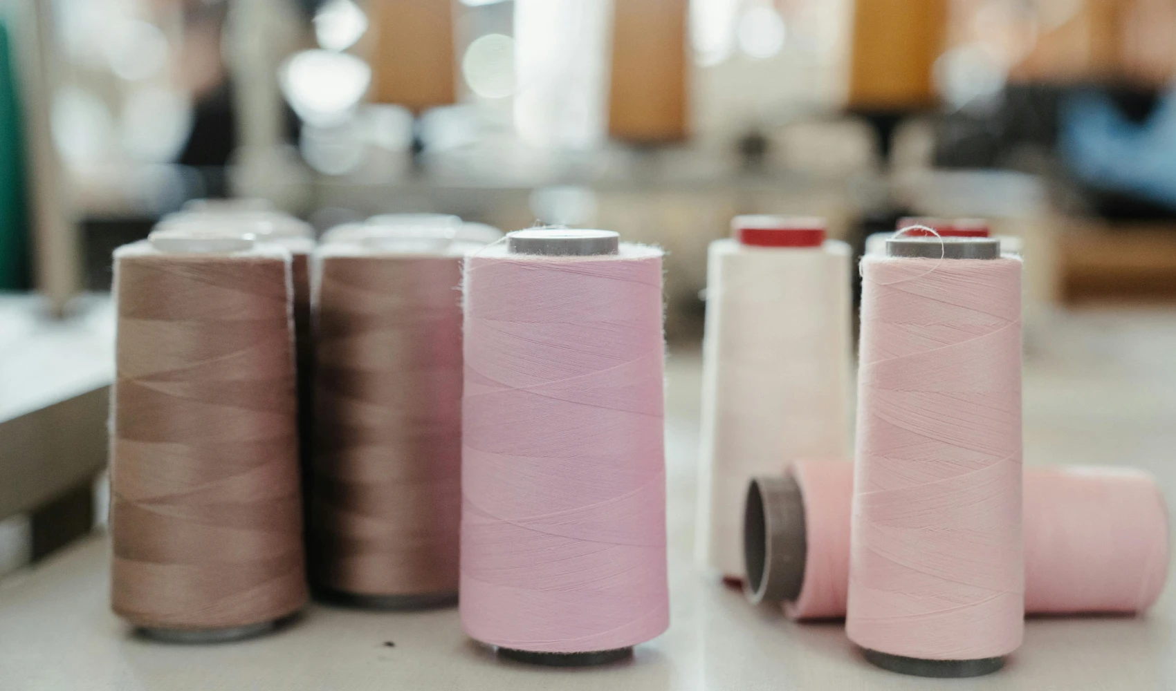 Fil doré vs fil argenté : lequel choisir pour vos broderies liturgiques
