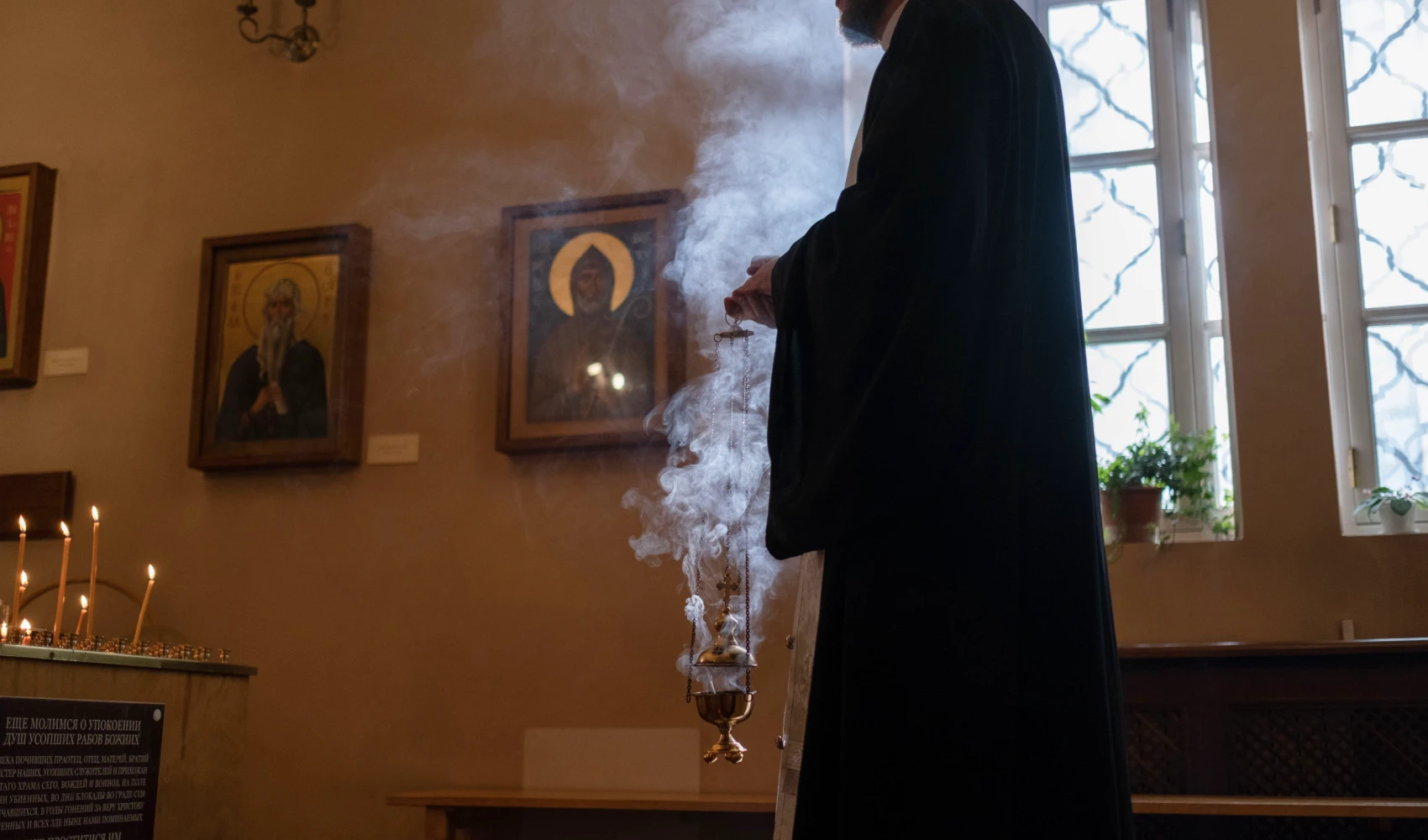 Guide complet des vêtements liturgiques orthodoxes : chasuble, sticharion, épitrachélion — tout savoir